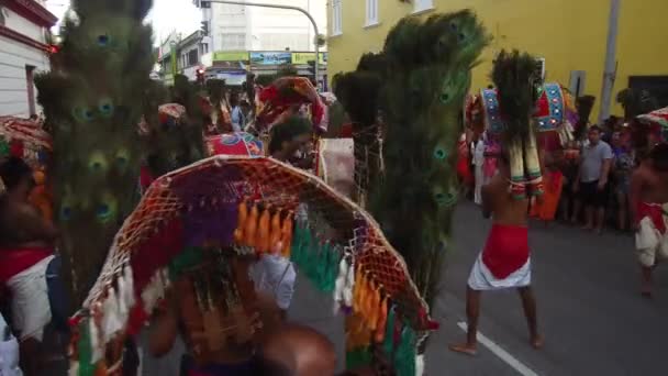 Porte-kavadi grand angle dansant dans la rue . — Video