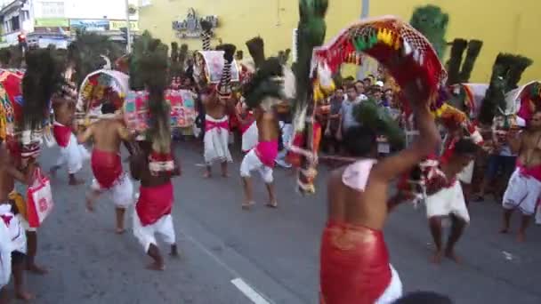 Group of Kavadi bearers dance at street. — Stock Video