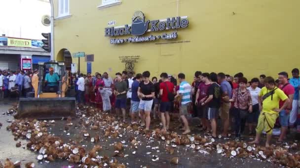 Briser les noix de coco sur Thaipusam était un acte de nettoyage pratiqué par les hindous . — Video