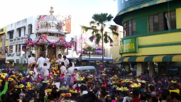 Migliaia di devoti cercano la benedizione davanti al carro d'argento . — Video Stock