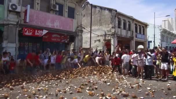 I devoti spaccano noci di cocco sulle strade . — Video Stock