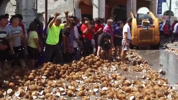 Spaccatura del cocco durante il festival di Thaipusam . — Video Stock