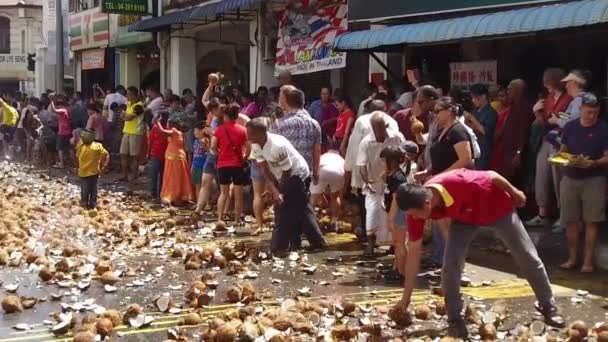 Розтріскування кокосової пальми - це той самий ритуал, що й перший день на всіх дорогах процесії.. — стокове відео