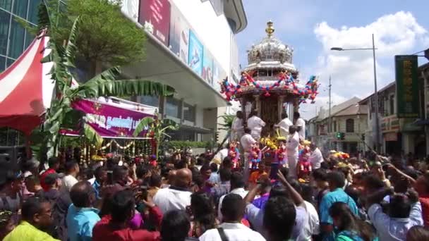 Duizend toegewijden vieren Thaipusam festival — Stockvideo