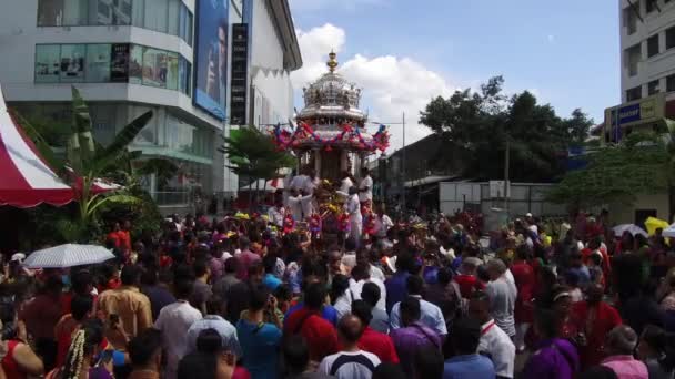 Průvod stříbrného vozu na silnici během Thaipusamu. — Stock video