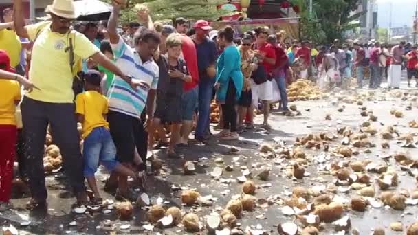 Rompiendo coco en cámara lenta por devotos durante Thaipusam . — Vídeos de Stock