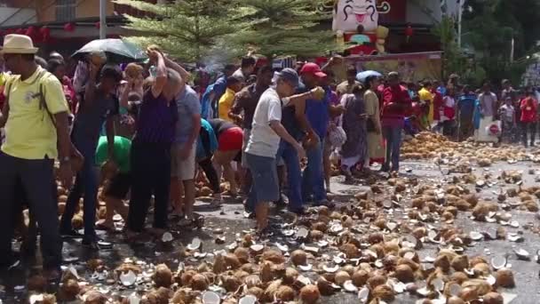 Lassú mozgás Több ezer kókuszdiót zúznak szét a bhakták. — Stock videók