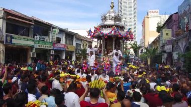 Meyve, çiçek ve tütsü Lord Murugan 'a sunulur.