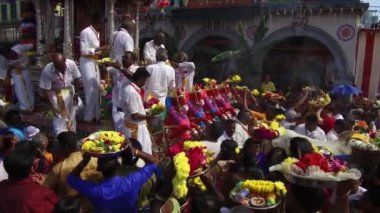 Taraftarlar Thaipusam Festivali 'nde kutsanmak istiyor.