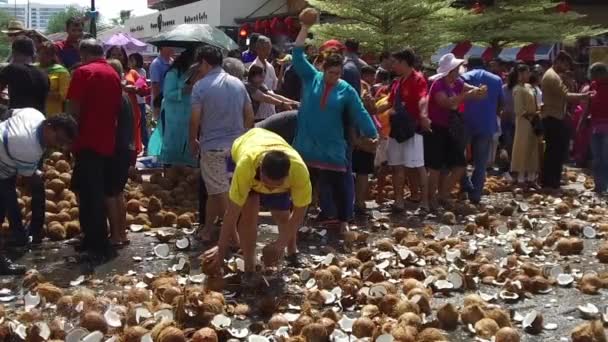 Rallentatore che spacca il cocco per esprimere un desiderio durante Thaipusam . — Video Stock