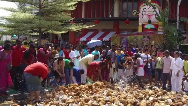 I devoti al rallentatore gettano le noci di cocco a terra — Video Stock