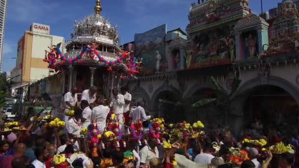 Os devotos hindus fazem oferendas ao Lorde Murgan — Vídeo de Stock