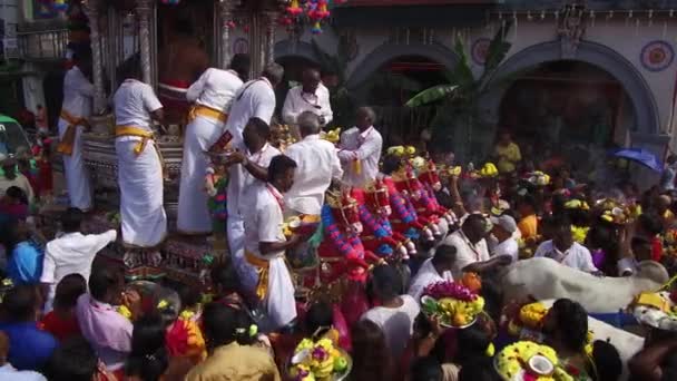 Flor y ofrenda de frutas por los devotos durante el festival Thaipusam — Vídeos de Stock