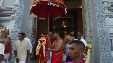 Rahipler üzerinde mızrak ve şemsiye kılıfı taşırlar..