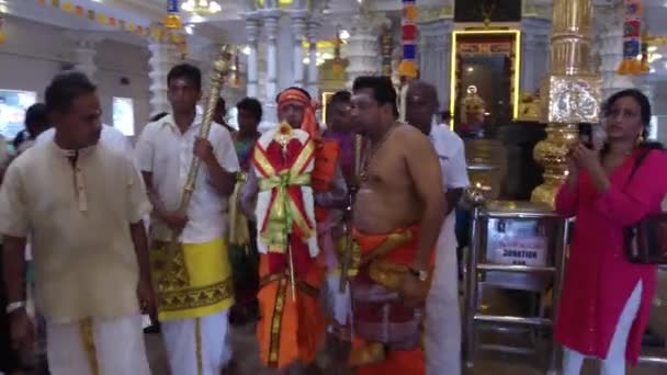 Prästen bära spjut vid Arulmigu Balathandayuthapani Temple. — Stockvideo