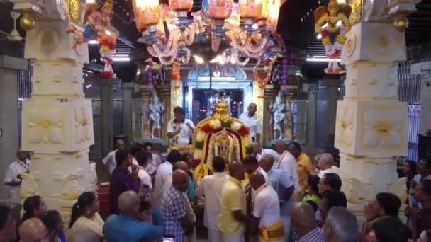 Lord Murugan vynesen z chrámu oddanými v poslední den Thaipusamu. — Stock video