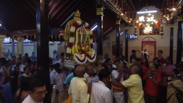 Devotos carregam a estátua de Lord Murugan . — Vídeo de Stock