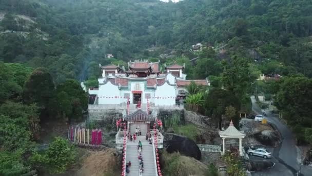 Cuervos en el Templo Thean Kong Thnuah celebran el cumpleaños del Emperador de Jade — Vídeos de Stock