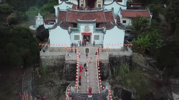 Letecký let nahoru a dozadu z chrámu Thean Kong Thnuah. — Stock video