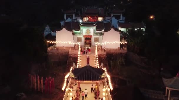 Luchtfoto Thean Kong Thnuah Tempel licht op — Stockvideo