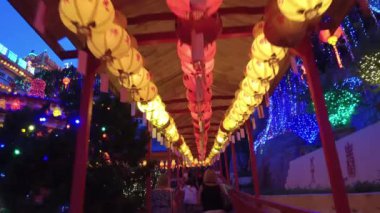 Gimbal atışı Kek Lok Si 'deki renkli fener ışığıyla merdivenlerden yukarı çık..