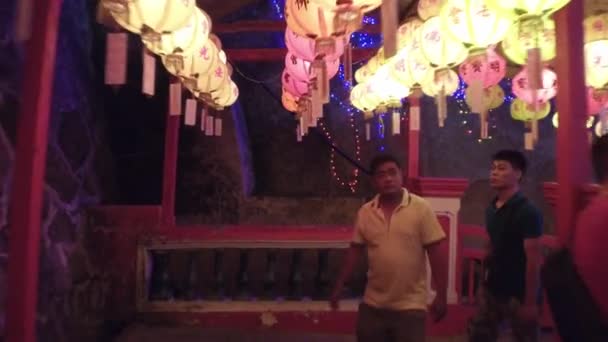 Gimbal tiro andar escada abaixo de Kek Lok Si com lanterna . — Vídeo de Stock