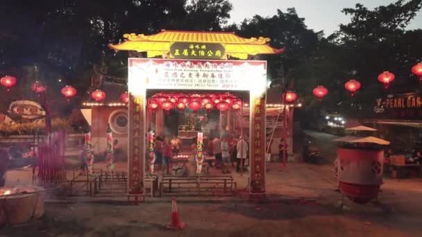 Tajski Pak Koong Temple Tanjung Tokong ozdobione czerwoną latarnią — Wideo stockowe