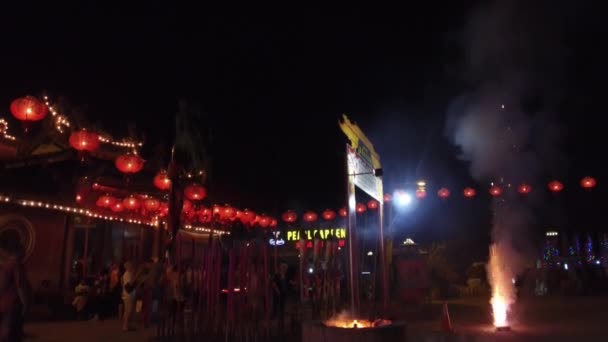 Tűzijáték a Thai Pak Koong templomban Tanjung Tokong — Stock videók