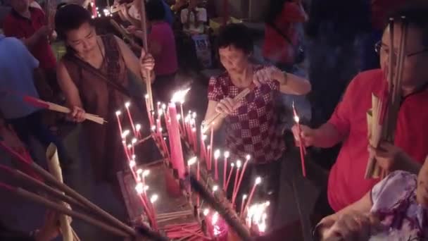 Chinesen verbrennen Knüppel im thailändischen Pak Koong Tempel Tanjung Tokong. — Stockvideo