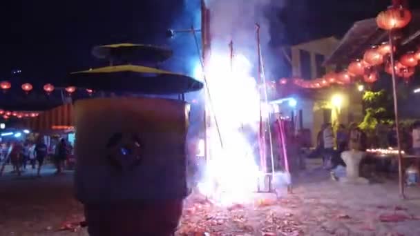 Вогняні крекери горять у храмі Тай Пак Кун Танджунг Токонг. — стокове відео