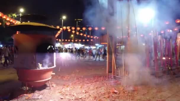 Las galletas de fuego encendidas durante el último día de las chinas de año nuevo — Vídeos de Stock