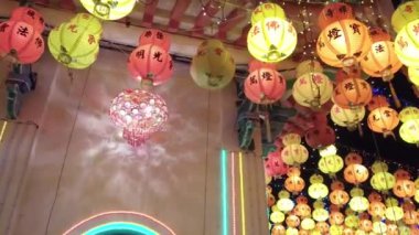 Gece Kek Lok Si Tapınağı 'nda fenerin güzel ışık süslemesi..