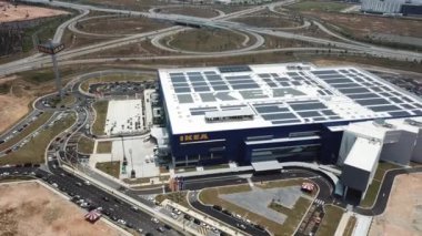 IKEA logosu ve yonca kavşağı arka tarafta..