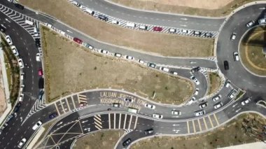 İnsanlar IKEA, İsveç 'teki ev bitirme mağazasına girmek için arabada kuyruğa giriyor.