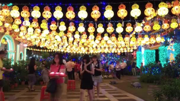 Chinese volgelingen dragen lotus licht bij Kek Lok Si. — Stockvideo