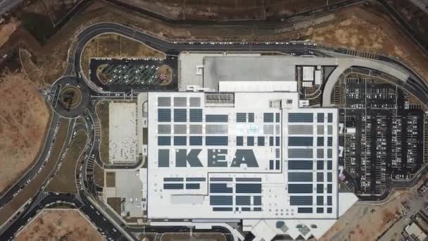 Açılış sırasında IKEA 'nın dışındaki hava manzaralı araba trafiği ve otoparkı. — Stok video