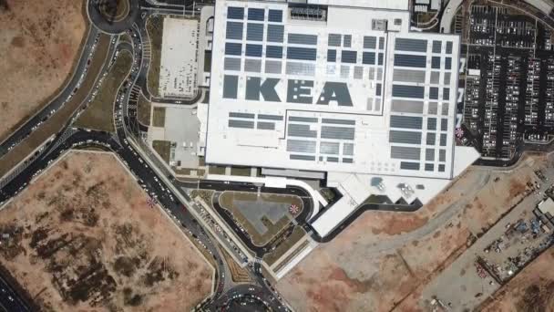 Flygfoto titta ner IKEA logotyp och parkeringsplats utanför under den första dagen av öppnandet. — Stockvideo