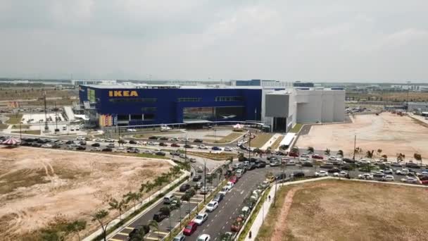 Tráfego aéreo do carro da vista à fila para incorporar IKEA durante a abertura do primeiro dia . — Vídeo de Stock