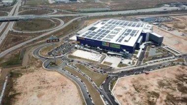 IKEA mobilya mağazasının açılması pek çok kişiyi ziyaret etmeye cezbediyor.