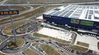IKEA çıkışının dışında hava manzaralı araba trafiği.