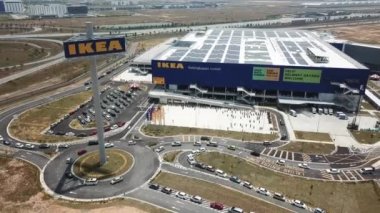 Kayan araba IKEA mobilya mağazasına girdi.