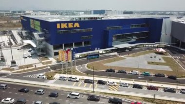 Hava görüntüleme araba trafiği yavaşça IKEA mağazasına girmek için bekleyin.