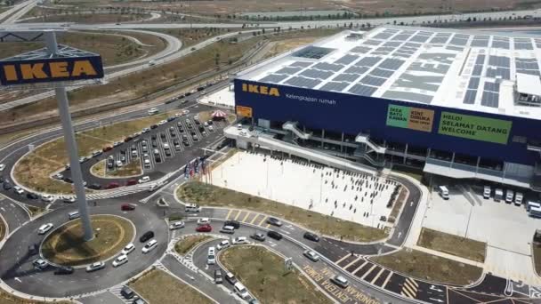 Vue aérienne de la circulation automobile à l'extérieur de la prise IKEA . — Video