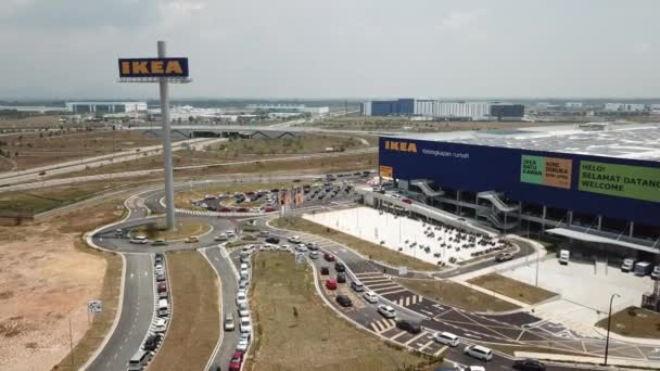 Voiture pénètre lentement dans le magasin IKEA . — Video