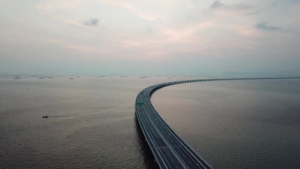 Una barca si muove vicino a Penang Second Bridges. Sultano Abdul Halim Muadzam Shah Bridge — Video Stock