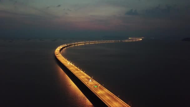 Vuelo aéreo hacia afuera desde el Segundo Puente de Penang por la noche . — Vídeo de stock