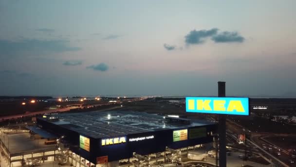 Voo aéreo para longe da IKEA durante a noite durante a abertura . — Vídeo de Stock