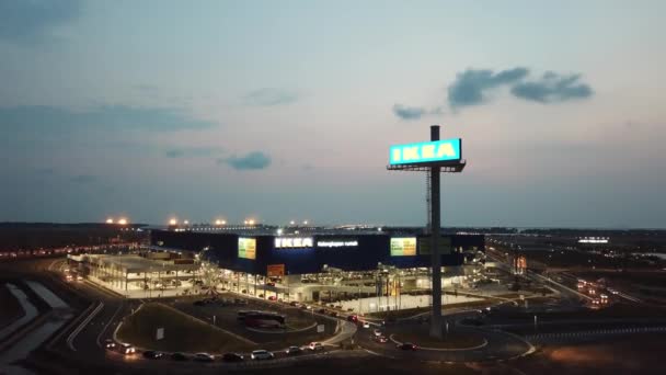 Vista aérea del tráfico de coches entrar en IKEA al atardecer durante la apertura . — Vídeo de stock