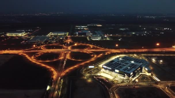 Vue aérienne Magasin IKEA et échangeur en forme de trèfle la nuit . — Video