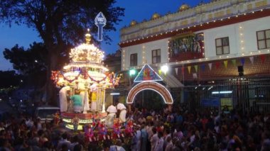 Dindarlar Lord Murugan 'ı gümüş at arabasına bindirin.